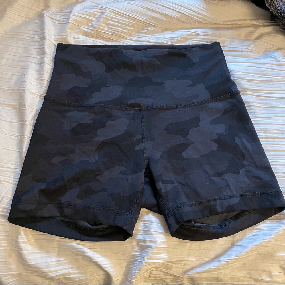 Lululemon train shorts size 6 black camo 4” inseam